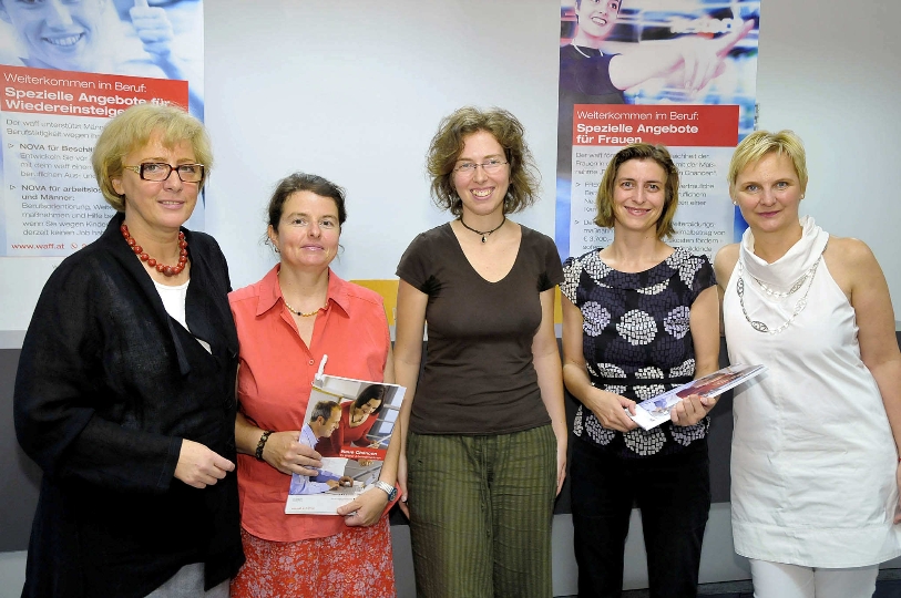 StRin. Sandra Frauenberger mit Teilnehmerinnen am Wiener best practice Projekt