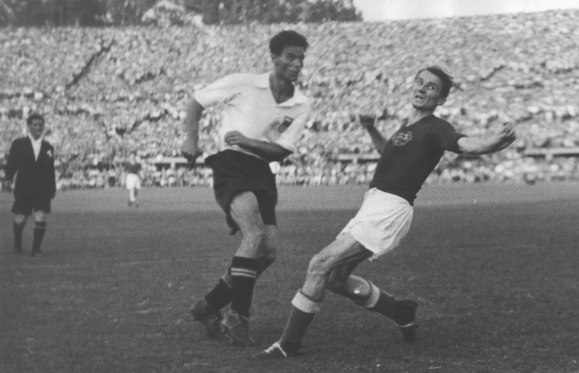 Mittelstürmer "Bimbo" Binder im Spiel gegen Ungarn (4:3) im ehemaligen Wiener Praterstadion am 14. September 1947