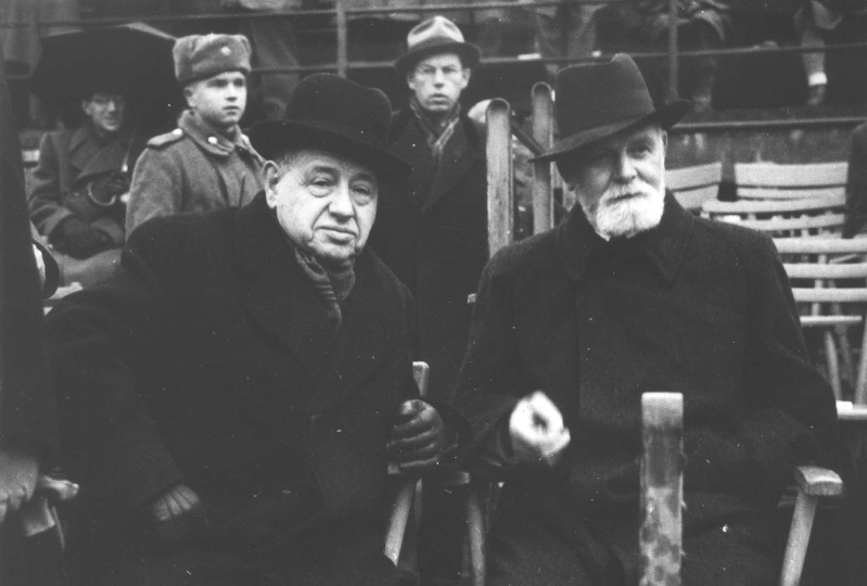 Dr. Emanuel "Michl" Schwarz mit Bürgermeister Theodor Körner beim Länderspiel gegen Frankreich, 6. Dezember 1945