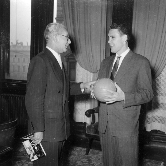 Ernst Ocwirk bei Bürgermeister Franz Jonas, 17. März 1956