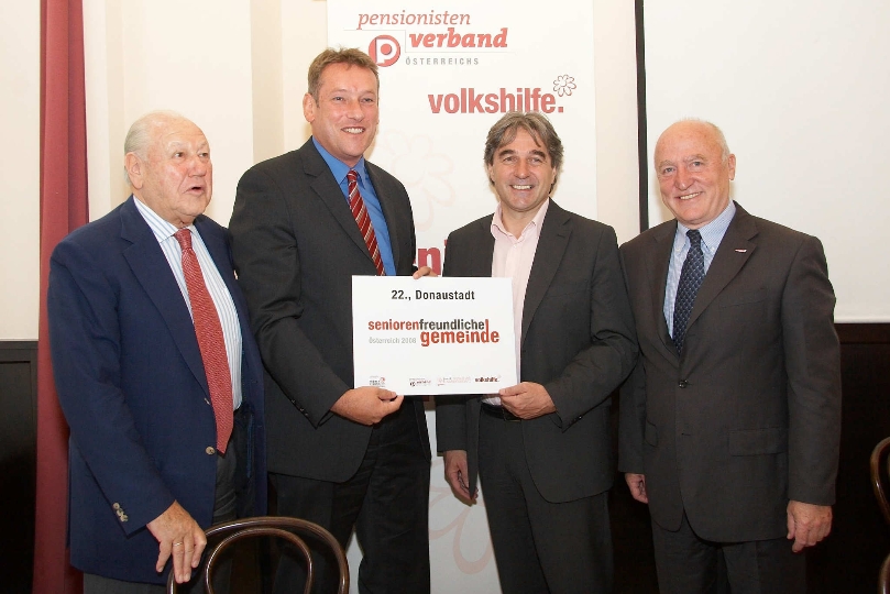 v.li.n.re.: Karl Blecha (PVÖ), BV Norbert Scheed, BM Dr. Erwin Buchinger, Univ.-Prof. Dr. Josef Weidenholzer (Volkshilfe)