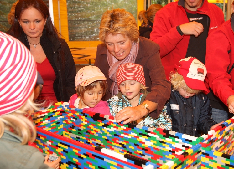 Vbgmin. Grete Laska baut mit Kindern ein "Lego-Haus"