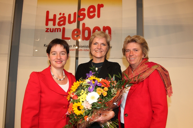 Die beiden KWP-Präsidentinnen vbgmin. Grete Laska und StRin. Mag.a Sonja Wehsely mit der neuen Geschäftsführerin Mag.a Gabriele Graumann