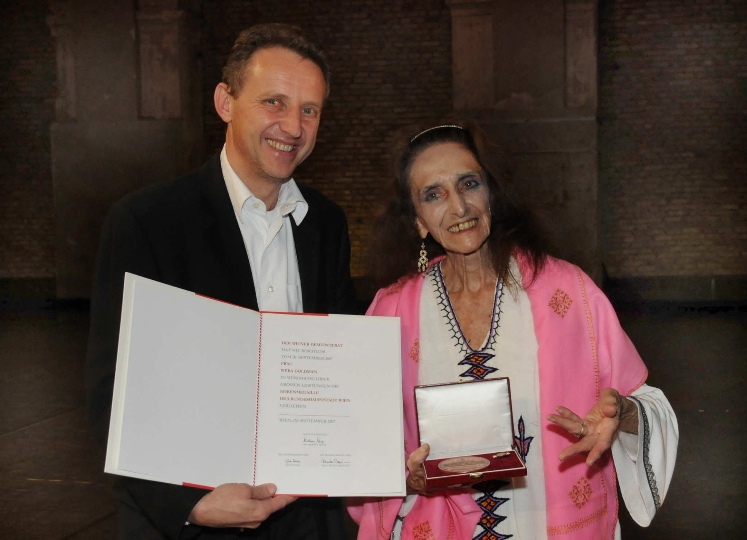 GR Ernst Woller übergibt Ehrenmedaille an Wera Goldman
