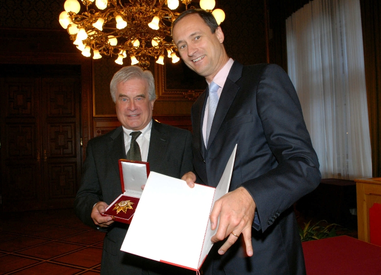 StR. Dr. Andreas Mailath-Pokorny überreicht Goldenes Ehrenzeichen an Frank Hoffmann
