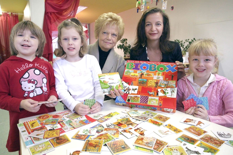 StRin. Mag.a Ulli Sima (rechts) überreichte der Vorsitzenden der Wiener Kinderfreunde, Erni Graßberger (links), symbolisch für alle Kindergärten eine "BIOBOX"