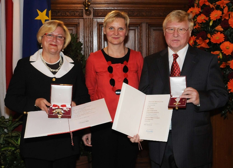 StRin. Sandra Frauenberger überreichte Silbernes Ehrenzeichen bzw. Goldenes Verdienstzeichen an Monika Mauerhofer und Karl Ziegler
