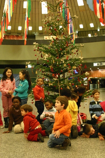 Kinder von UN-MitarbeiterInnen unter dem Weihnachtsbaum in der UNO-City