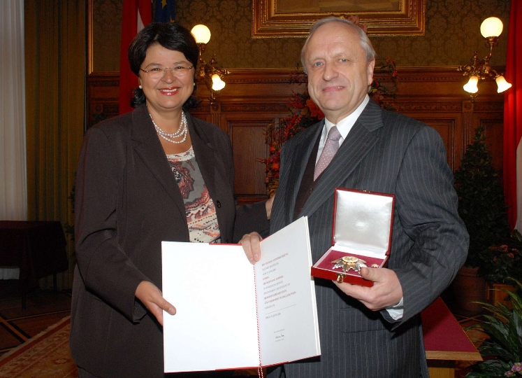 StRin. Mag.a Renate Brauner übergibt Silbernes Ehrenzeichnen an Dr. Wolfgang Dorner