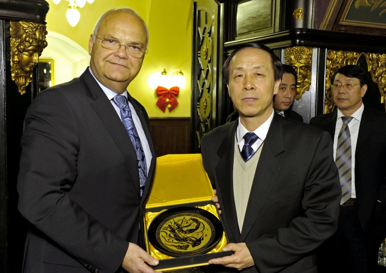 Pekinger Delegationsleiter Liu Xiaochen bei Landtagspräsident Prof. Harry Kopitz