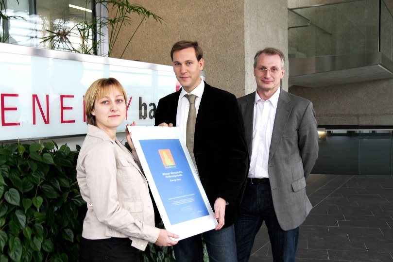 Susanna Schönauer von der österreichischen Energieagentur überreicht den WWFF-Projektverantwortlichen Gregor Rauhs (M.) und Fritz Kittel (r.) die Urkunde
