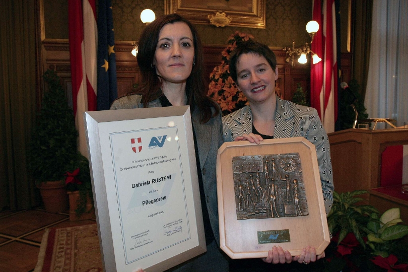 StRin. Mag.a Sonja Wehsely überreicht Gabriela Rustemi den AUVA Pflegepreis Wien 2008