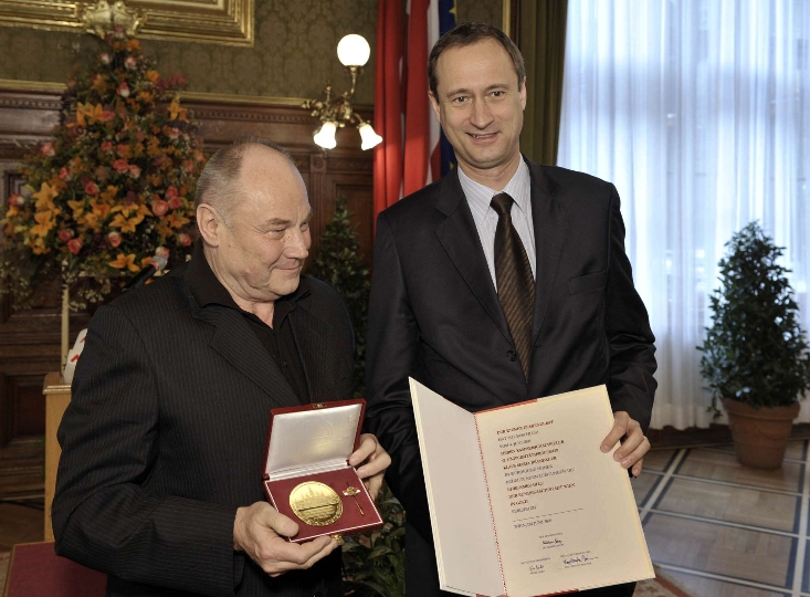 StR. Dr. Andreas Mailath-Pokorny überreicht die Goldene Ehrenmedaille an Klaus Maria Brandauer