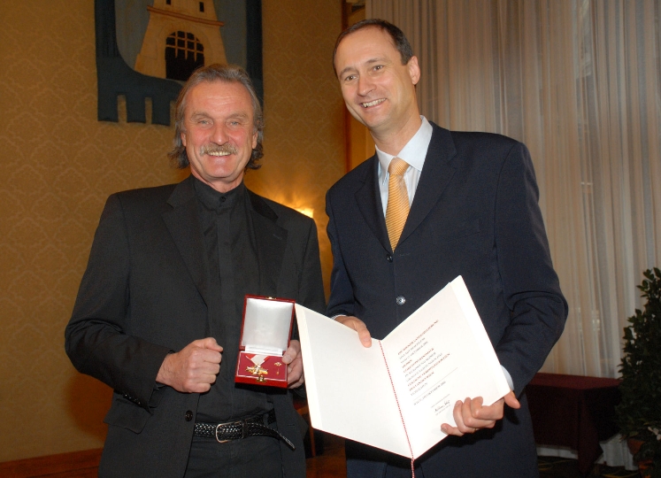 StR. Dr. Andreas Mailath-Pokorny überreicht Christoph Ransmayr das Goldene Verdienstzeichen des Landes Wien