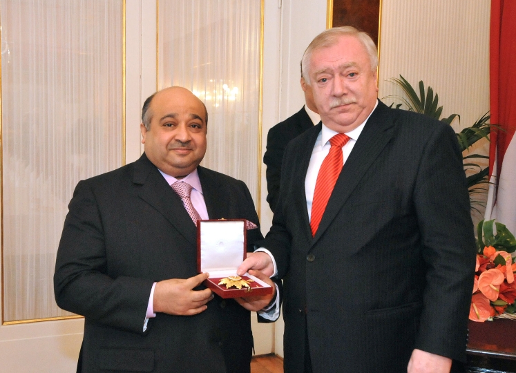 Für Verdienste im zivilgesellschaftlichen Bereich erhielt Scheich MohammedBin Isaa Al Jaber das Goldene Ehrenzeichen für Verdienste um das Land Wien.