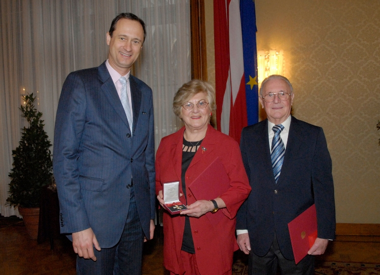 StR. Dr. Andreas Mailath-Pokorny bei der Verleihung von Auszeichnungen des Bundes an Prof.in Winnie Jakob und Karl Hannig