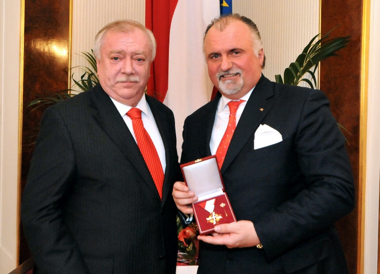 Wiens Bürgermeister Dr. Michael Häupl überreichte das Goldene Verdienstzeichen des Landes Wien an Immobilien-Vorstand Klaus Edelhauser von der Generali Gruppe Österreich.