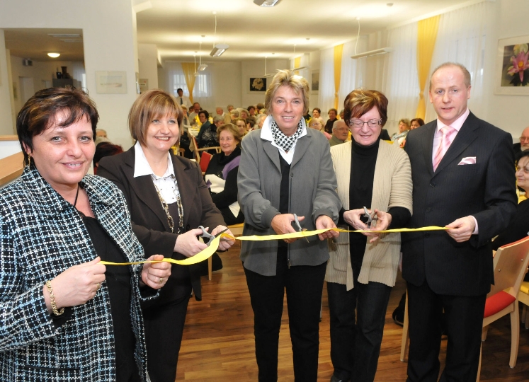 Vbgmin. und KWP-Präsidentin Grete Laska (Mitte) eröffnete gemeinsam mit BVin. Martina Malyar (links von ihr) und Gemeinderätin Marianne Klicka (rechts) den neuen Seniorentreff.
