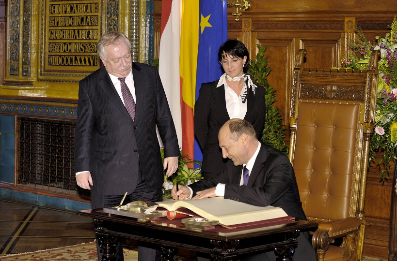 Staatspräsident von Rumänien, Traian Basescu und Bgm. Dr. Michael Häupl bei der Eintragung ins Goldene Buch der Stadt Wien