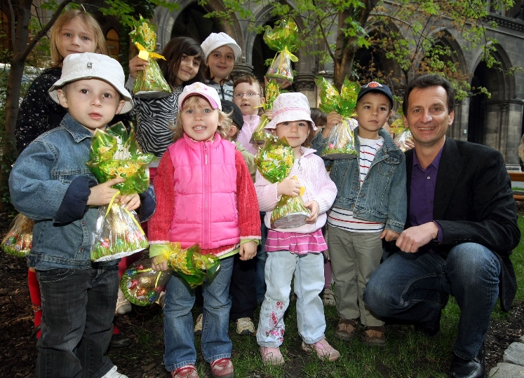 StR. Christian Oxonitsch mit Kindergartenkindern auf der Suche nach dem Osterhasen