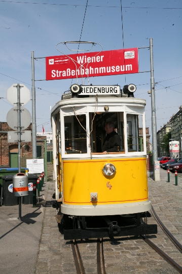 Ein Wagen der Salzburger Stadtbahn, die "Gelbe Elektrische", war vor etwa 100 Jahren im Einsatz und ist jetzt ein "besonderer Gast" des Museums