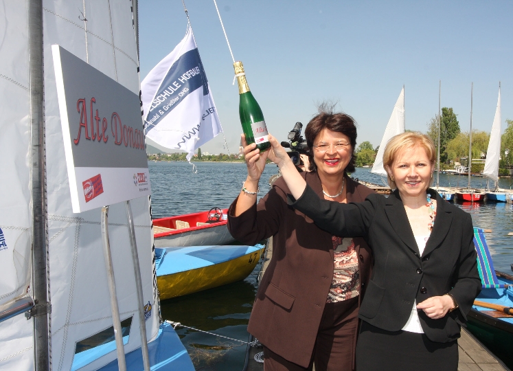 Vbgmin. Mag.a Renate Brauner und WK-Präsidentin KommR.in Brigitte Jank bei der Bootstaufe