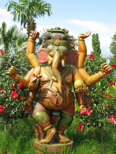 "Glücksgott Ganesha" wacht über den Indischen Garten in Hirschstetten