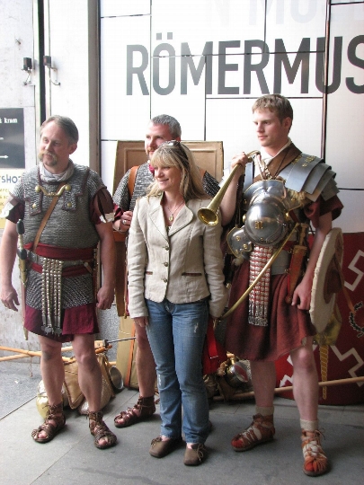 Stadtarchäologin Mag.a Karin Fischer Ausserer mit Mitgliedern der Gesellschaft für römische Geschichtsdarstellung in Österreich (LEG XIII GEM)