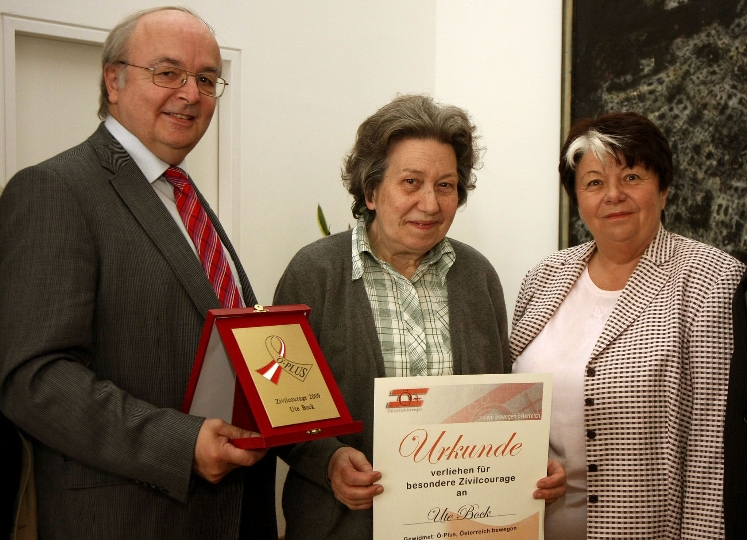 GR Godwin Schuster und die Zweite Landtagspräsidentin Prof. Erika Stubenvoll haben am Dienstag den Zivilcourage-Award des Vereins Ö-Plus an Ute Bock überreicht