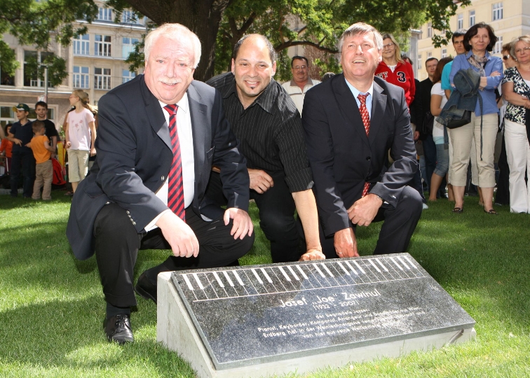 Bgm. Dr. Michael Häupl (li.) und BV Erich Hohenberger (re.) bei der Eröffnung des neuen Joe-Zawinul-Parks