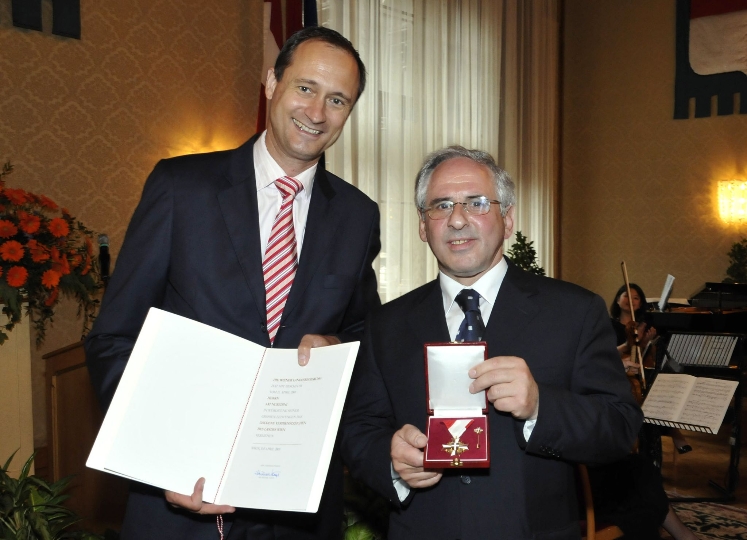 Kulturstadtrat Dr. Andreas Mailath-Pokorny ehrt Aki Nuredini mit dem Goldenen Verdienstzeichen des Landes Wien