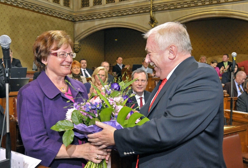Landeshauptmann Dr. Michael Häupl heißt Marianne Klicka als frisch gewählte Zweite Landtagspräsidentin am Donnerstag herzlich willkommen