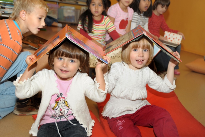 Kinder in einer der Büchereien Wien