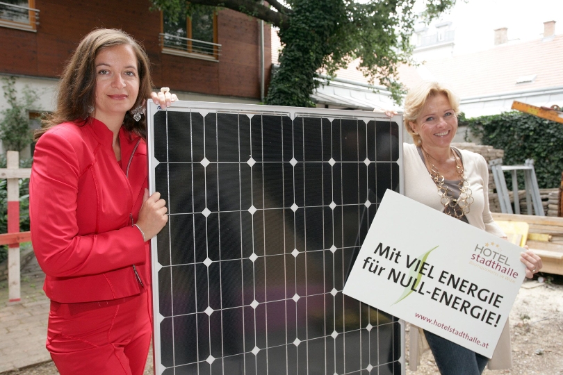 Hotel-Eigentümerin Michaela Reitterer und Umweltstadträtin Ulli Sima freuen sich über die Baufortschritte bei Wiens erstem Null-Energie-Bilanz-Hotel