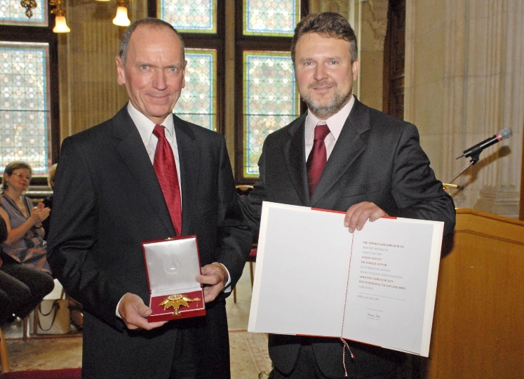 Vbgm. Wohnbaustadtrat Dr. Michael Ludwig überreicht Hofrat Dr. Harald Ropper das Goldenes Ehrenzeichen für Verdienste um das Land Wien