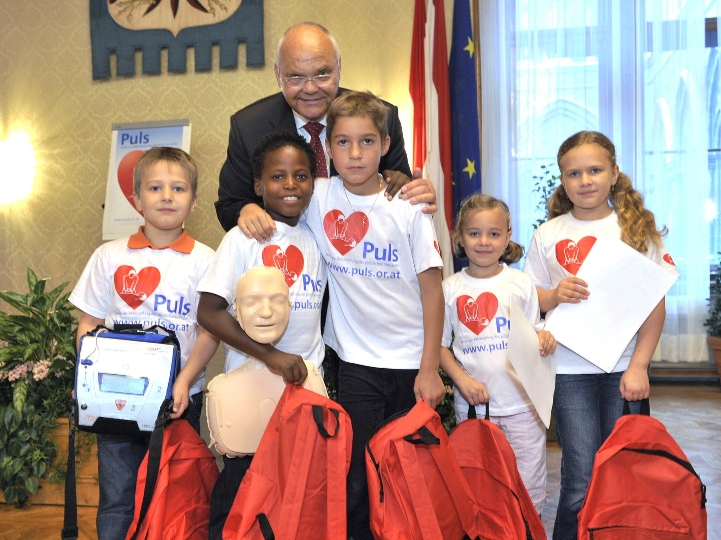 Der Erste Präsident des Wiener Landtags, Prof. Harry Kopietz, präsentierte im Rathaus die Aktion: "Helfen ist kinderleicht"