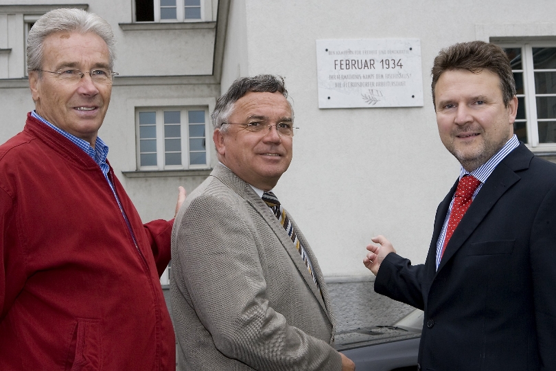 v.li.n.re.: Herbert Riegel, BV Heinz Lehner und StR Michael Ludwig präsentieren die frisch restaurierte Gedenktafel