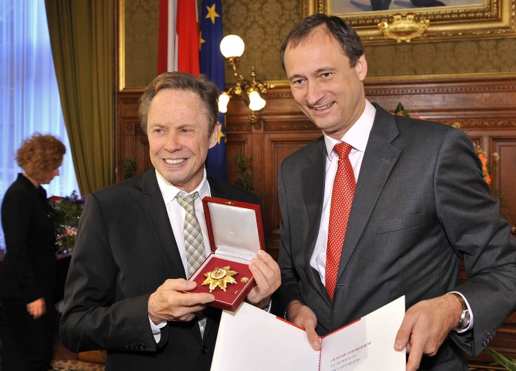 StR Dr. Andreas Mailath-Pokorny überreicht Peter Kraus das Goldene Ehrenzeichen