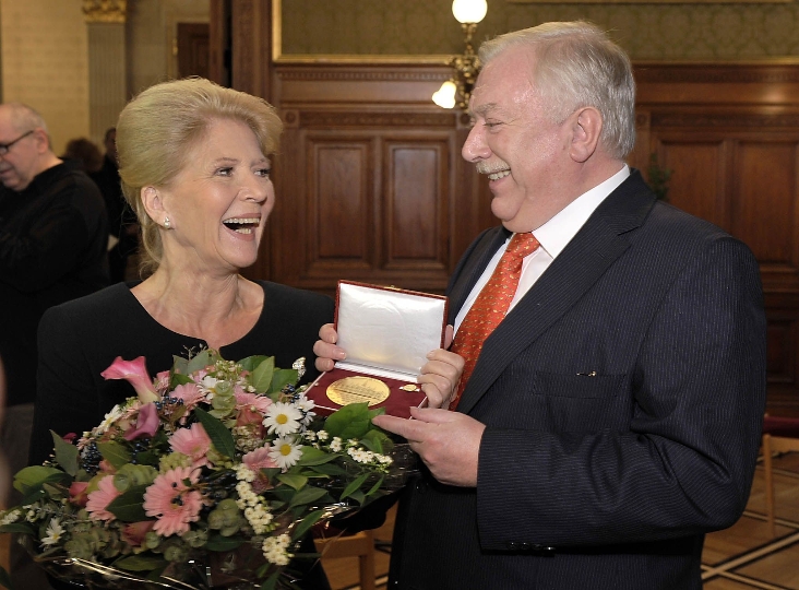 Bgm Dr. Michael Häupl überreicht Ehrenmedaille der Stadt Wien in Gold an Christiane Hörbiger