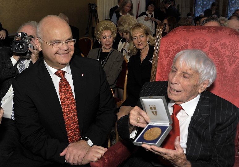 Landtagspräsident Prof. Harry Kopietz überreichte dem Schauspieler und Kammersänger Johannes Heesters die Goldene Wien-Plakette