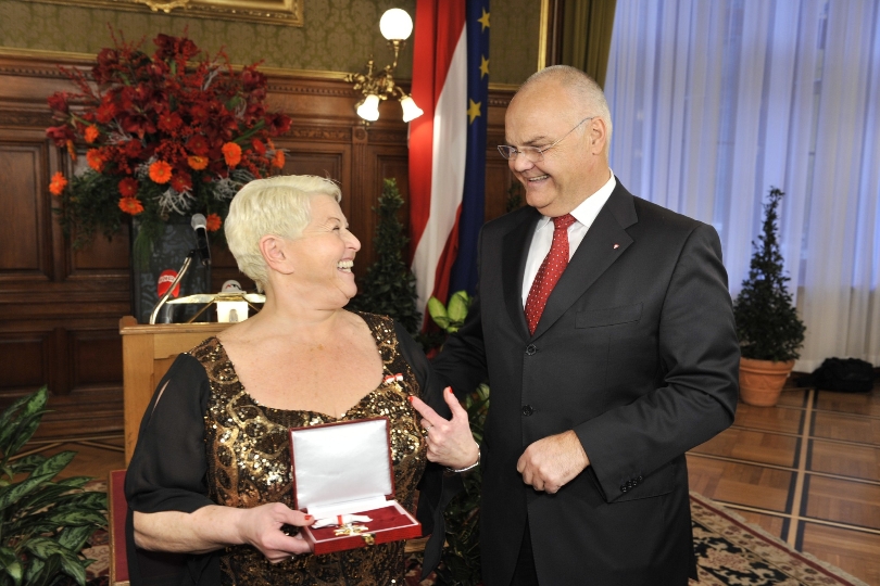 Jazz Gitti bekam das Goldene Ehrenzeichen des Landes Wien aus den Händen des Ersten Präsidenten des Wiener Landtags Prof. Harry Kopietz