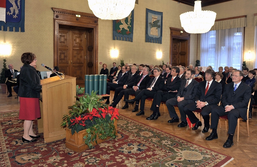 Landtagspräsidentin Marianne Klicka beglückwünschte verdiente Ärzte zum Führen des Berufstitels Medizinalrat bzw. Obermedizinalrat