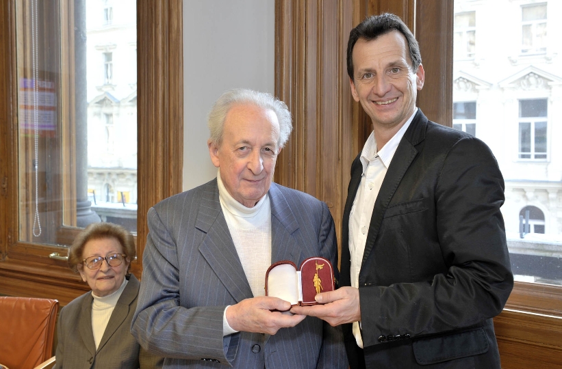 StR Christian Oxonitsch überreicht "Goldenen Rathausmann" an Prof. Kurt Stimmer