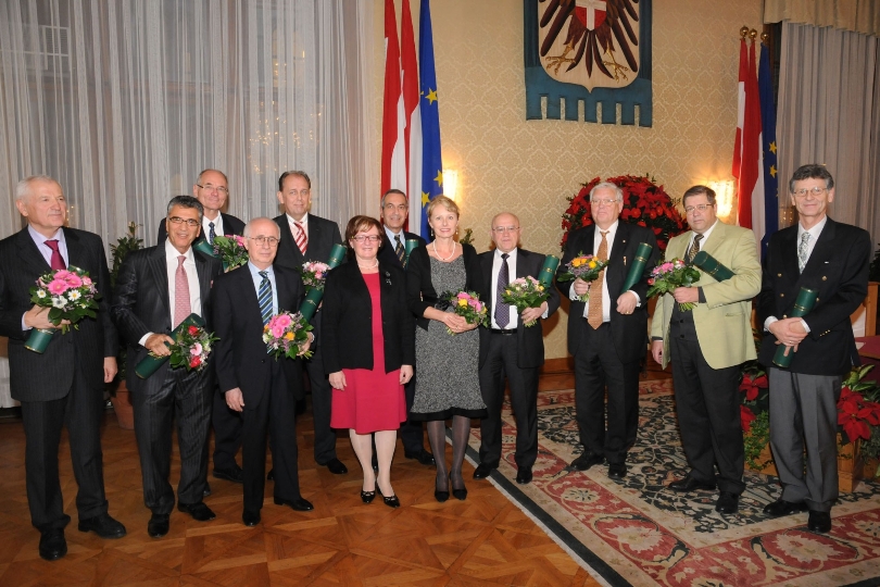 Landtagspräsidentin Marianne Klicka überreicht Dekrete an ÄrztInnen