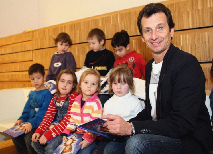 Bildungsstadtrat Christian Oxonitsch liest mit Kindern das Kinderbuch "Teddy Schwarzohr"
