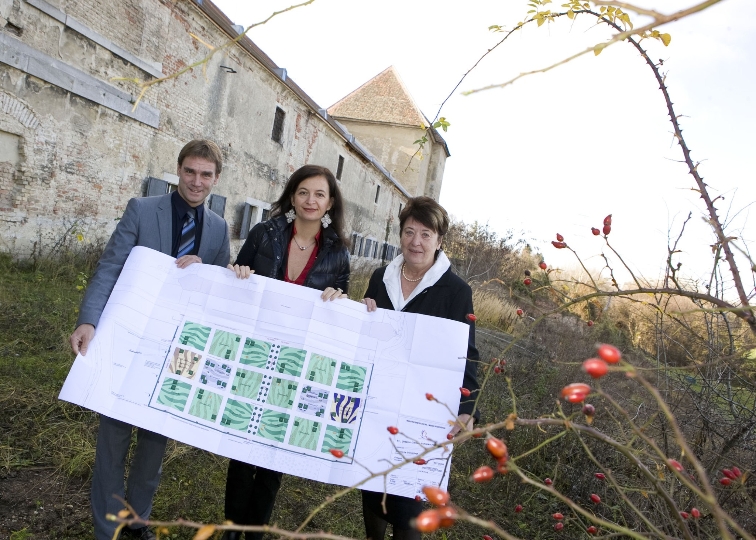 v.li.n.re.: Stadtgartendirektor Rainer Weisgram, StRin Ulli Sima und BVin Renate Angerer präsentierten Pläne für den neuen Park im Schloss Neugebäude