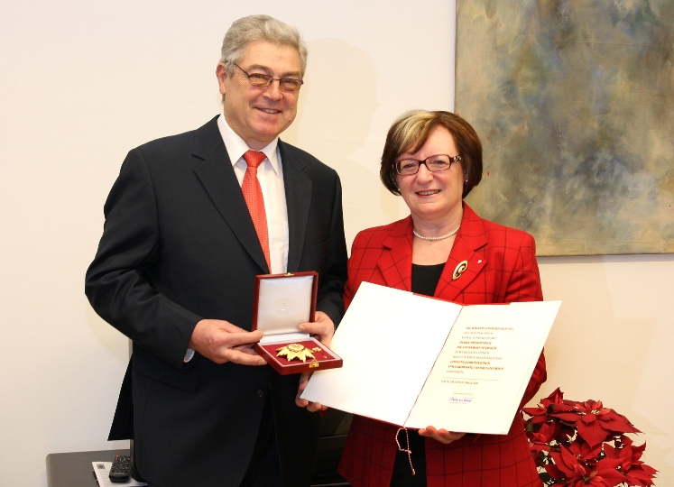 Aus den Händen von Landtagspräsidentin Marianne Klicka erhielt Dr. Engelbert Petrasch das Goldene Ehrenzeichen des Landes Wien
