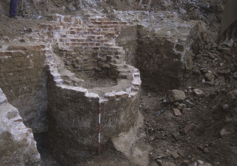 Freigelegter runder Brunnenschacht und Mauern eines Verbindungsganges im Kehlbereich (= rückwertiger Teil) der Elendbastion.