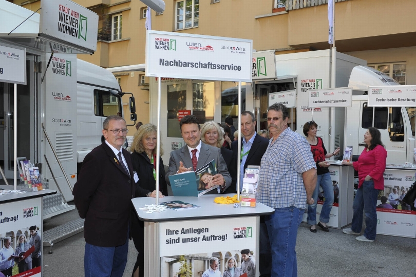 Vbgm Dr. Michael Ludwig mit dem Team der mobilen Kundendienstzentren von Wiener Wohnen 