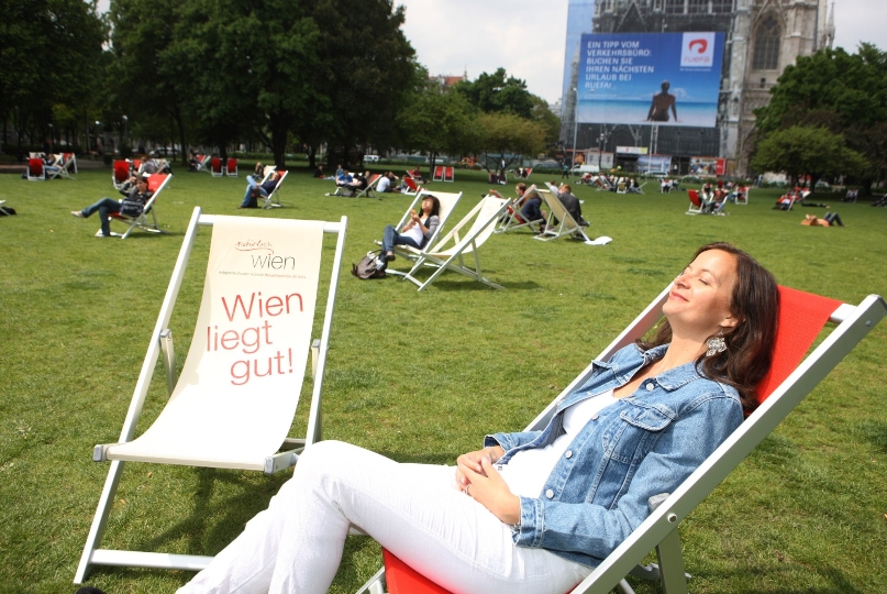 Im Sigmund Freud Park gibt es gratis Liegestühle vom Stadtgartenamt - ideal zum Beispiel für eine kurze Mittagspause in der Sonne